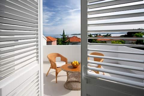 Top Airbnb: Modern flat with sea view in Općina Orebić