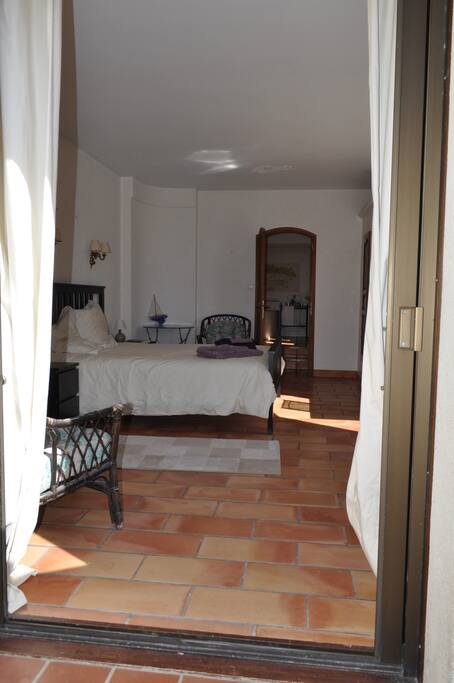 Entrée directe par la terrasse semi privée