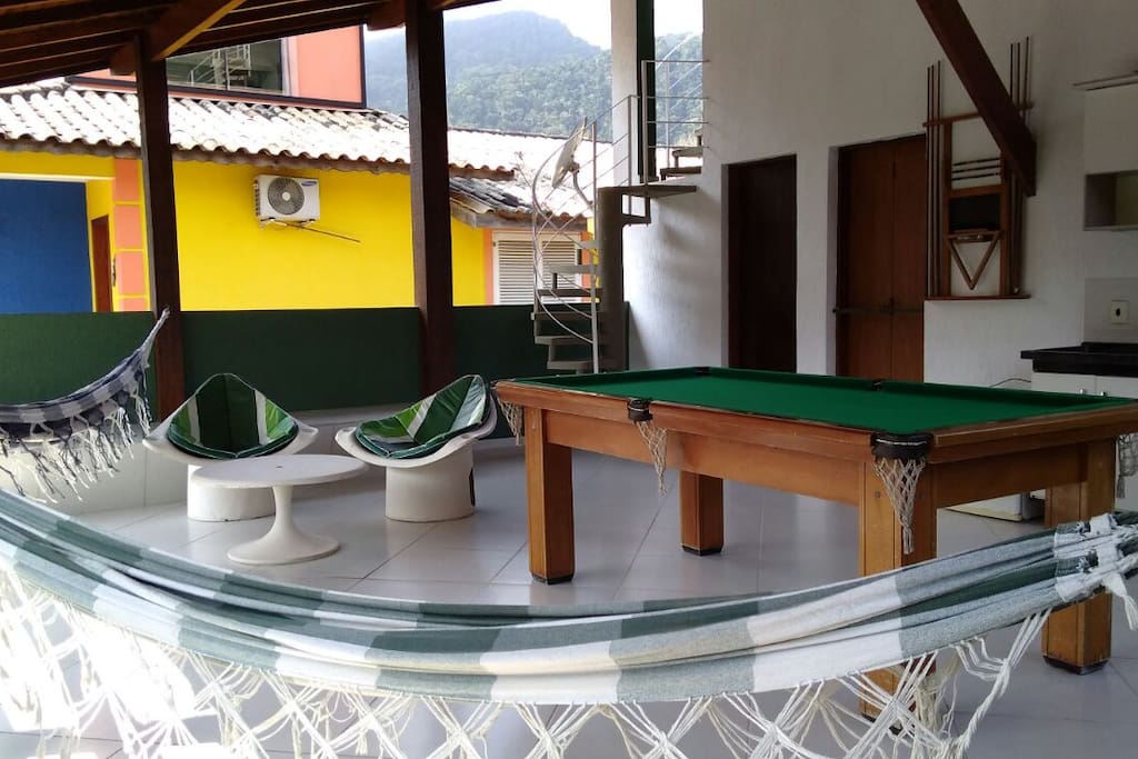 Área superior com mesa de sinuca, redes e aparelho de som
