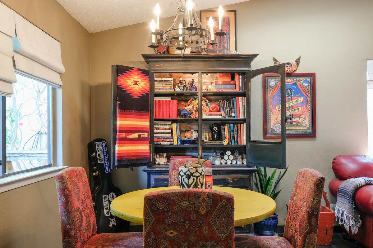 Comfortable Central Apartment with Unique Austin Vibe Perfect for Long-term Stays