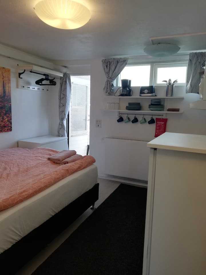 Cama tamaño queen, para 2 adultos.