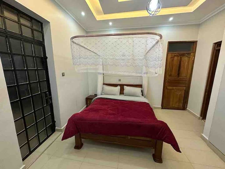 Spálňa 2 - veľká manželská posteľ - stredné poschodie