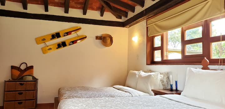 بنغل مع مدفأة وأسرّة مزدوجة وفريدة وحمام كامل ، خارج المنزل.