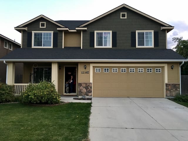 Big, comfortable house sleeps 8