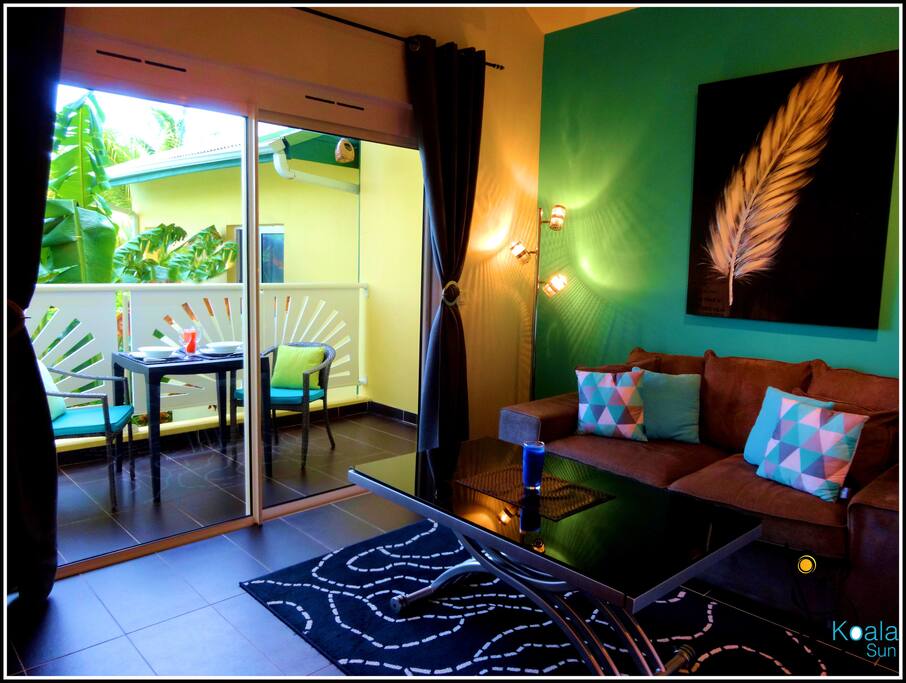 Luxury apartment renovated and fully equipped. Located 2 steps from the best beach: EAST BAY, restaurants, and shops. Pool / parking.