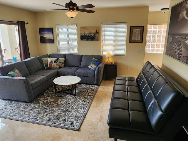 Beautiful By the Beach/King bed/AC/2 car garage gallery image 3