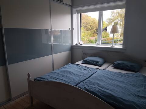 Dobblet bed room in peaceful neighborhood