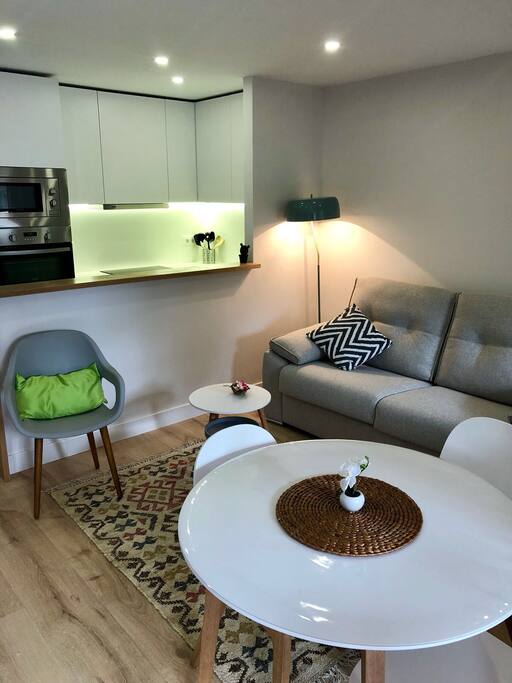 Acogedor salón con mobiliario a estrenar
