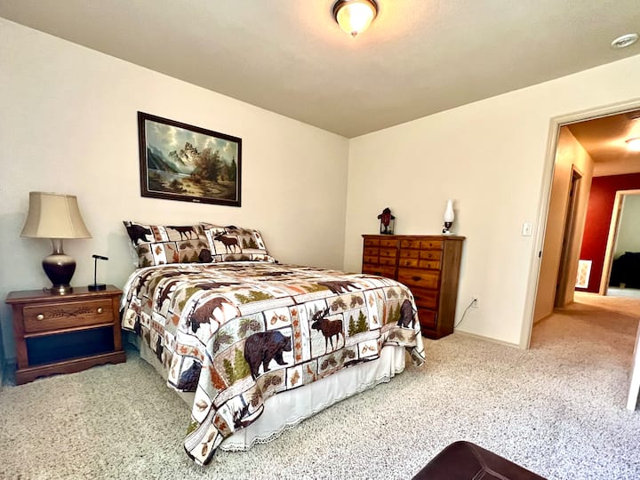 2号卧室：配有步入式衣柜和梳妆台的双人床。 