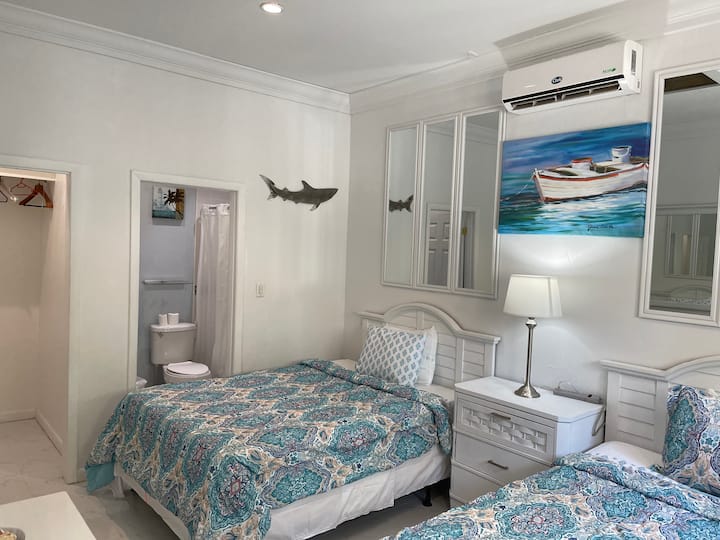 Dormitorio3 con dos camas dobles y baño en suite.
