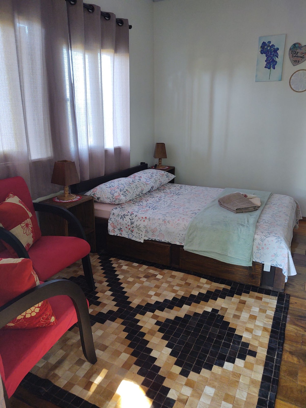 Cama de casal e poltronas. 