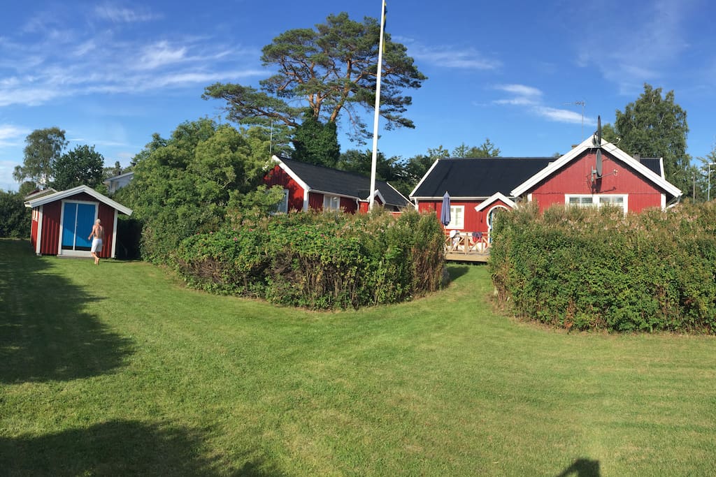 View of front garden, guesthouse in middle, left to flagpole and big house