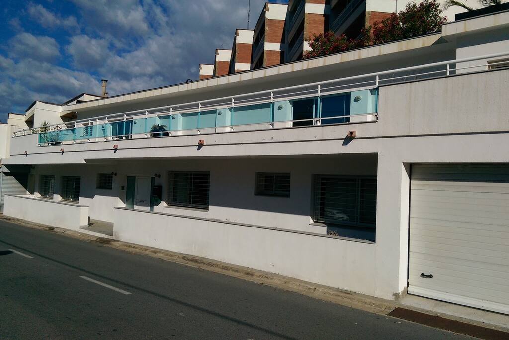 Vue d'ensemble / L'appartement se trouve en rdc à droite
