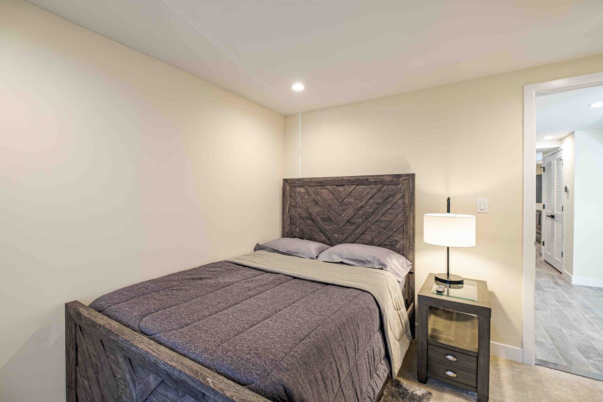 沉浸在云朵般的床垫上，在我们温馨的卧室里漂浮在宁静的睡眠中。