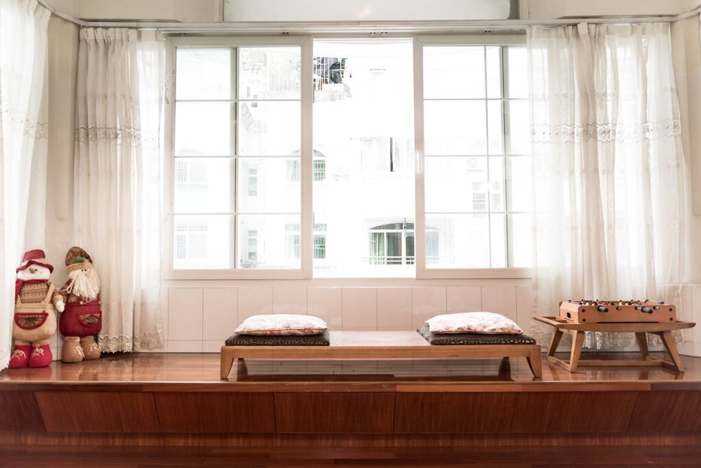 客厅窗台 Windowside in the lving room