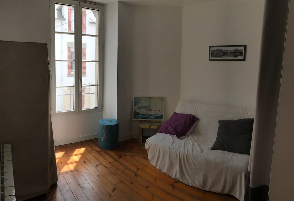 Chambre privative avec canapé BZ très confortable.
Armoire + dressing