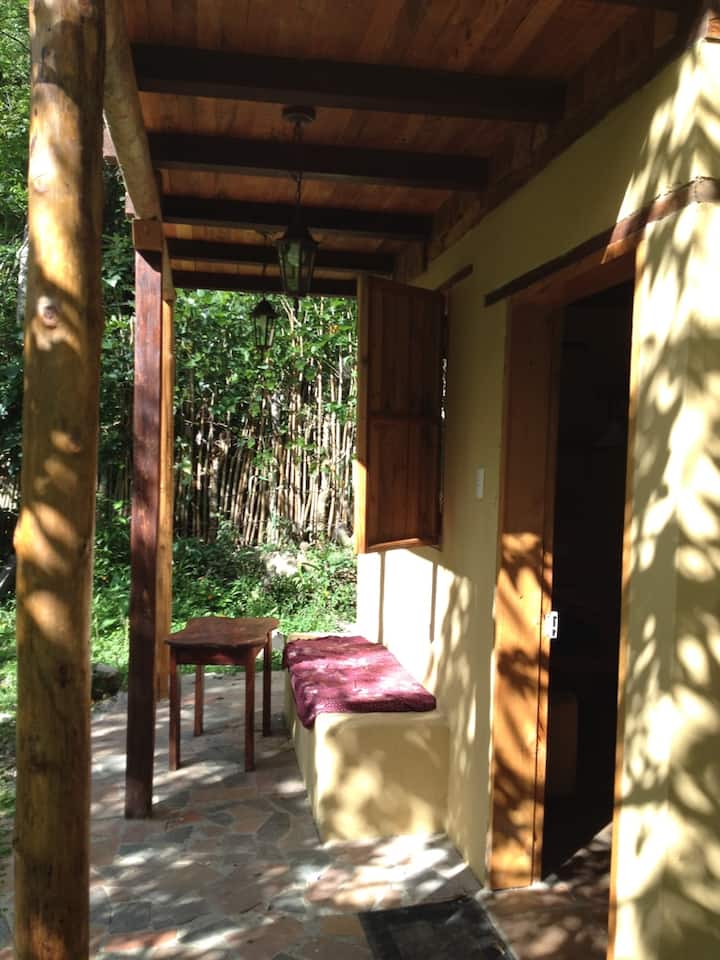 Quiet Hummingbird Cabin at Lush Oasis
