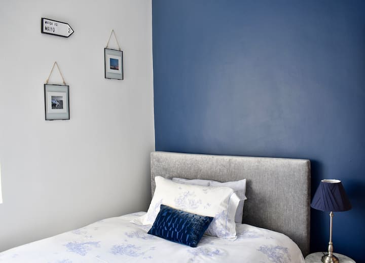 Chumba cha kulala cha kiwango cha juu kilicho na kitanda maradufu cha kustarehesha 