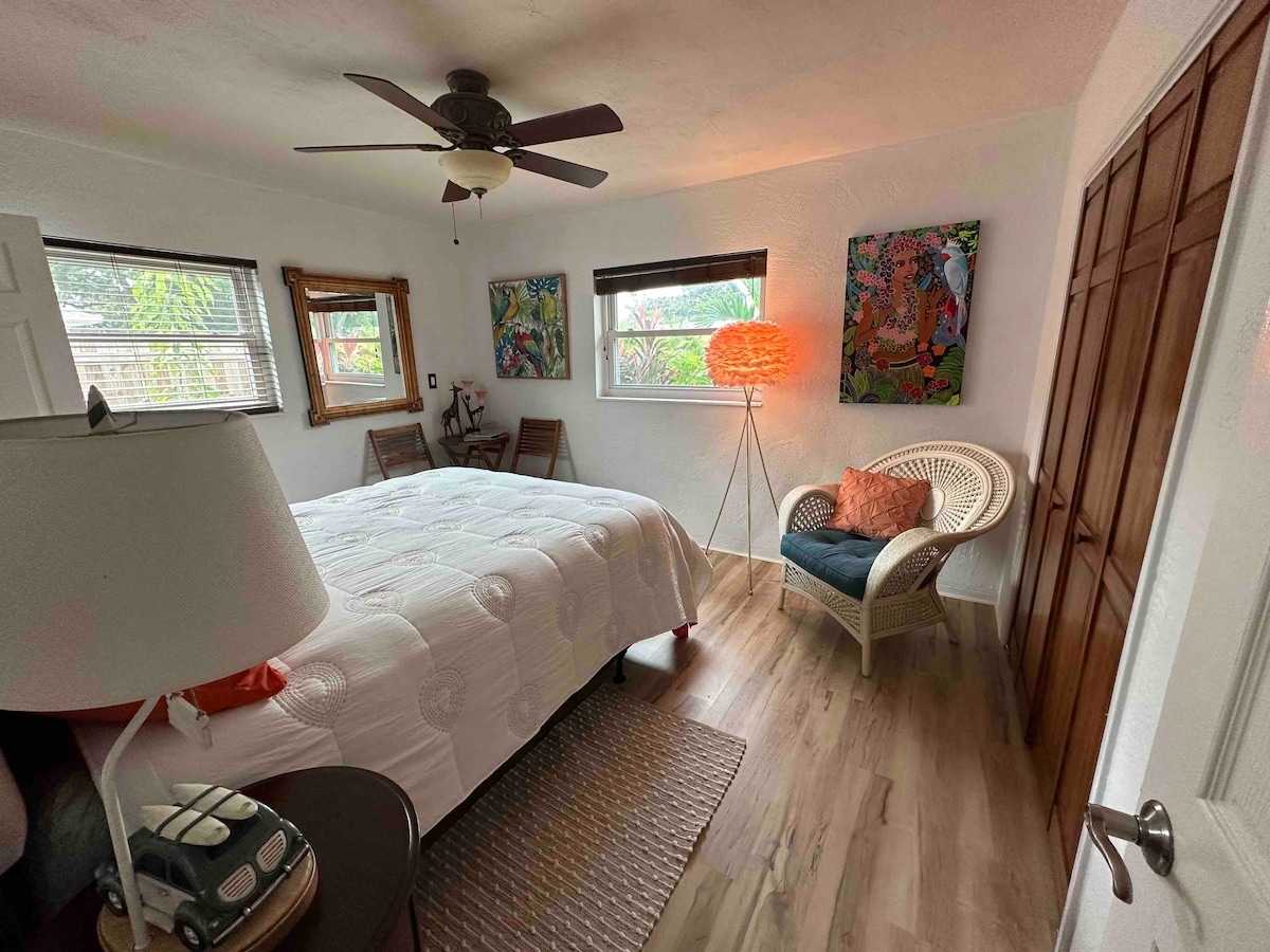 Menšia manželská posteľ v spálni 