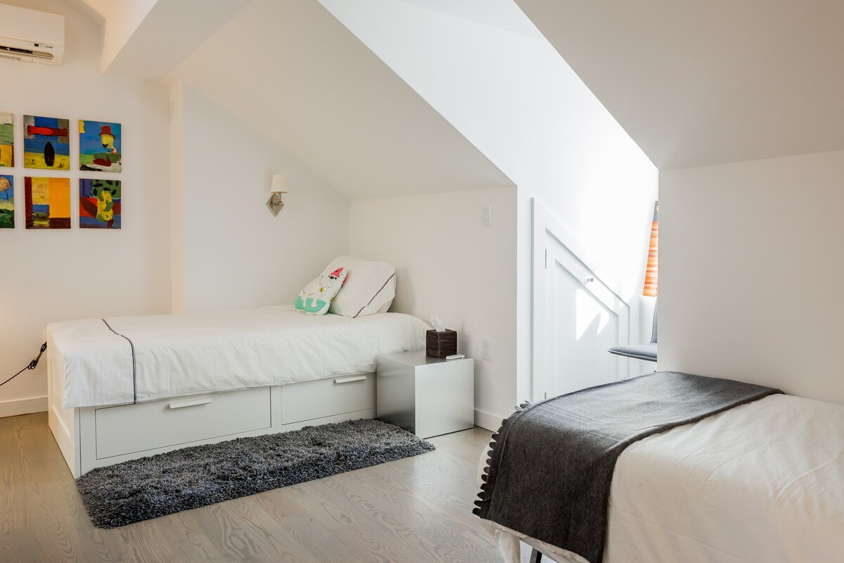 3rd Floor Bedroom: Two Twin Bed Configuration