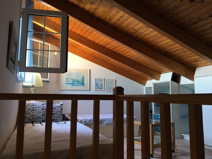 поткровјето - спална соба, поглед од скалите