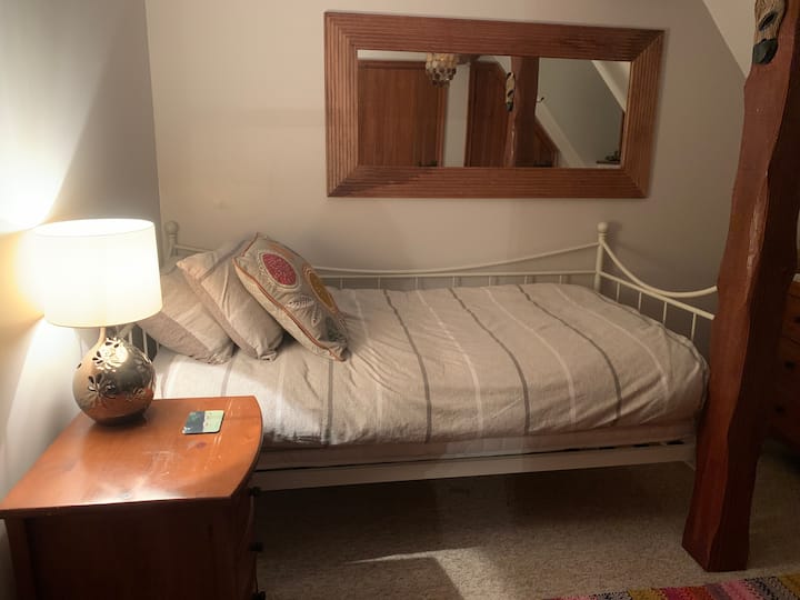 חדר יחיד מוכן להגעת ערב של אורחים עייפים. 