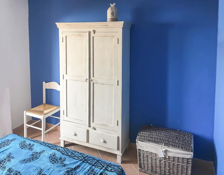 Chambre double, décoration marine, armoire en bois de manguier blanc / Double bedroom, marine decoration, white mango wardrobe