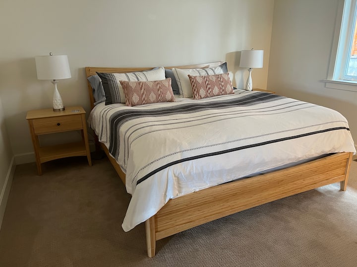 Dhoma kryesore e gjumit me banjë në suitë, dollap dhe krevat dopio "king size" me shtroja cilësore dhe dyshek të ri me jastëk.  Dhoma e gjumit përfshin një televizor inteligjent.