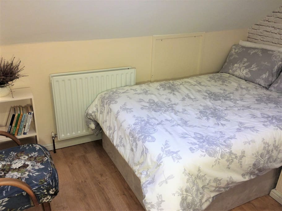 Cozy room in West London, great for London tourist or business travel, close to London Heathrow Airport, UWL, GSK and SKY, Piccadilly Line, Northfields tube station