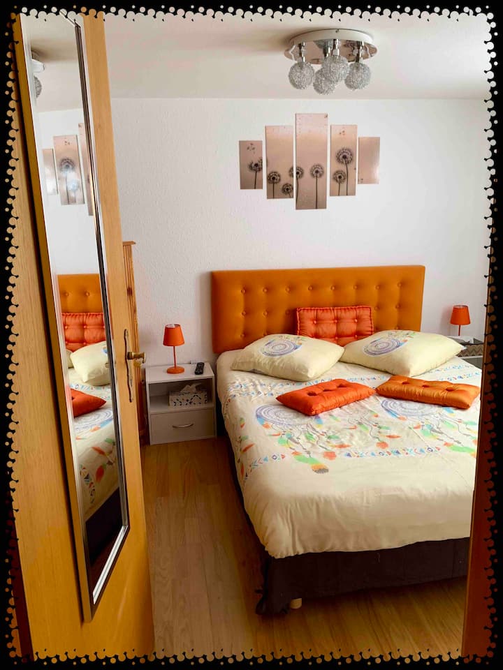 Спалнята има врата, която се затваря с голямо огледало!