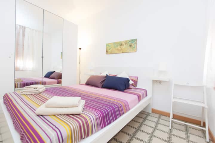 Საძინებელი 193 × 203 სმ ზომის საწოლით