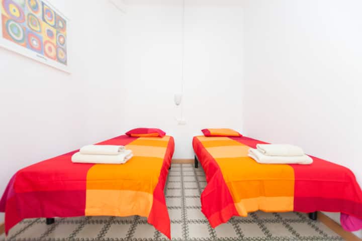 Საძინებელი 2 ორი ერთადგილიანი საწოლით