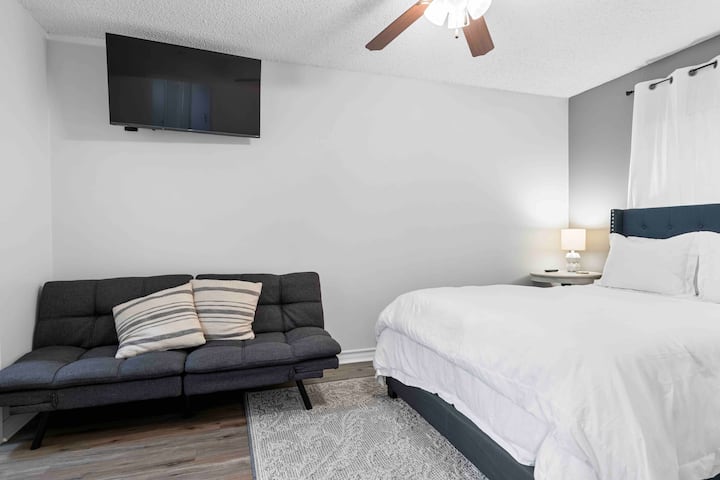 Dormitorio principal: cama de reina y futón doble (ajustable para dormir)