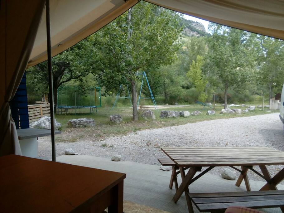 vue sur l air de jeux, terrain de pétanque du camping... situé devant la tente.
