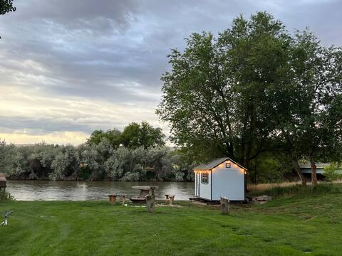 Riverfront Retreat - Big Horn in your Backyard!