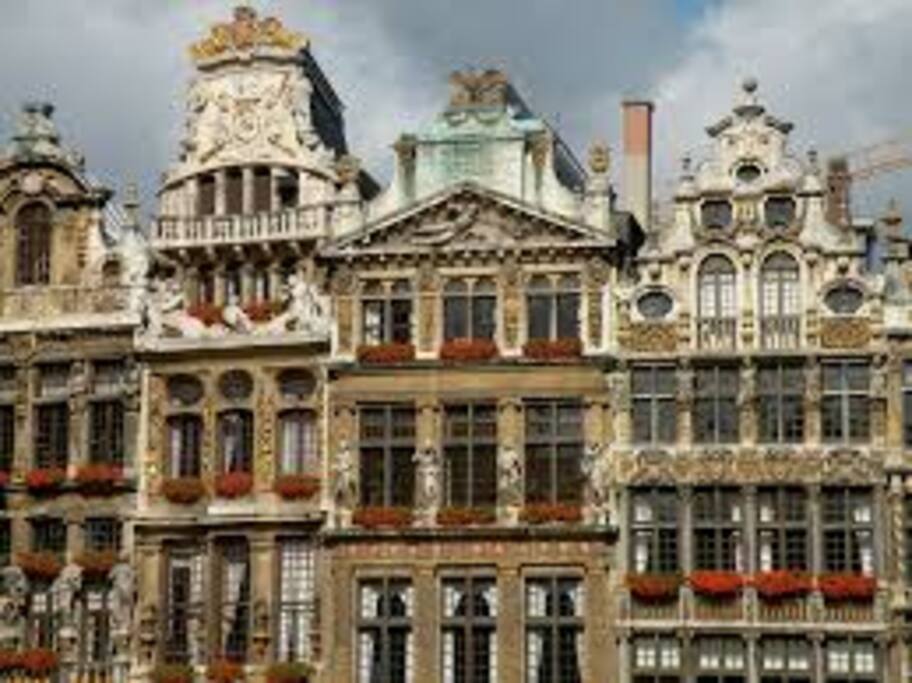La maison du Sac,de la corporation des ébénistes est à droite.Notre troisième étage est orné de cariathides récemment redorées à la feuille.Cette maison construite en 1642 fut restaurée en 1697 par l'architecte-ébéniste Antoine Pastorano. C'est la plus décorée de la Place...Un peu du soleil de l'Italie sur les nuages brabançons.