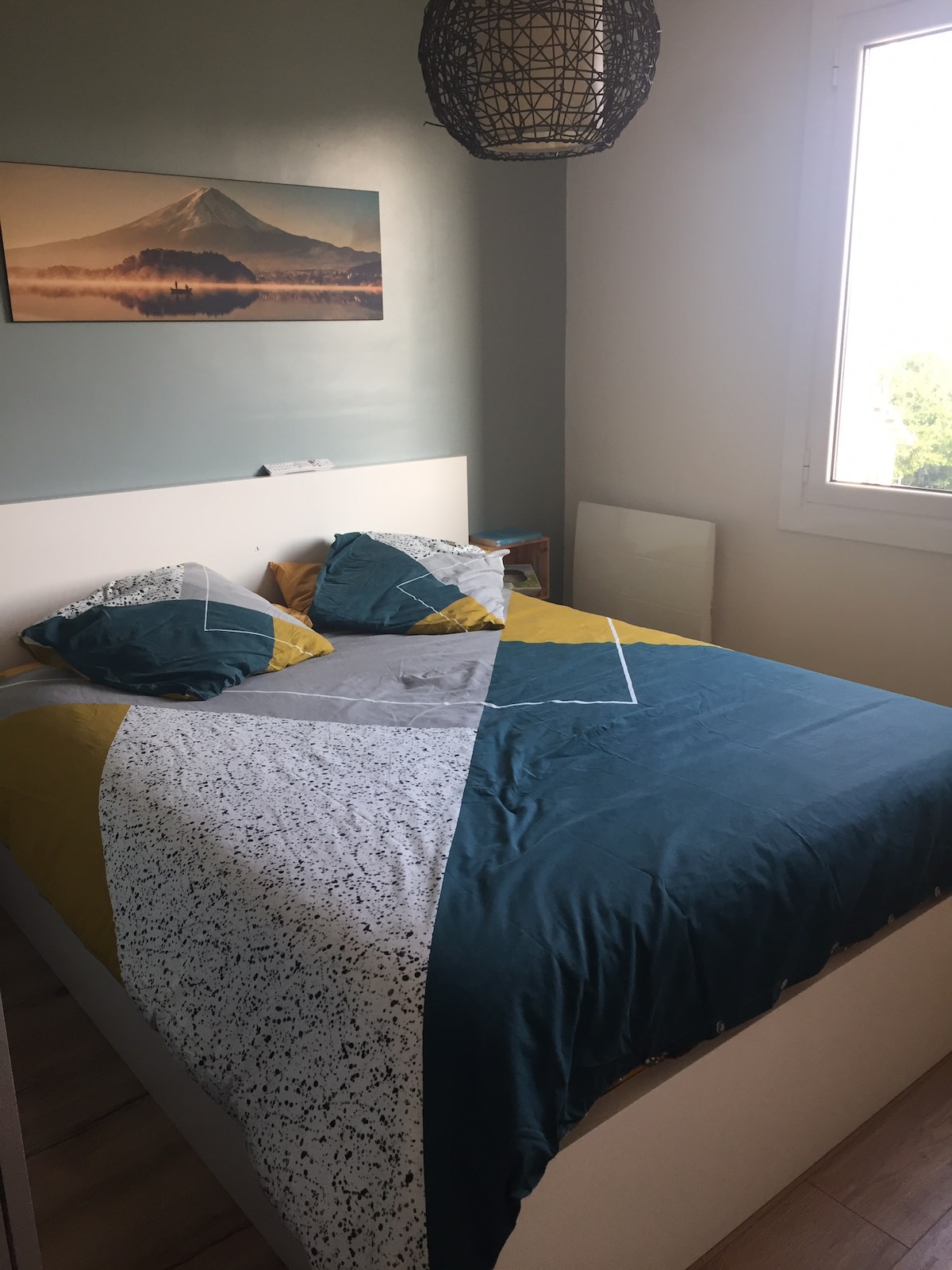 ห้องนอนพร้อมเตียง 160x200 ตู้เสื้อผ้าขนาดใหญ่และสมาร์ททีวี 