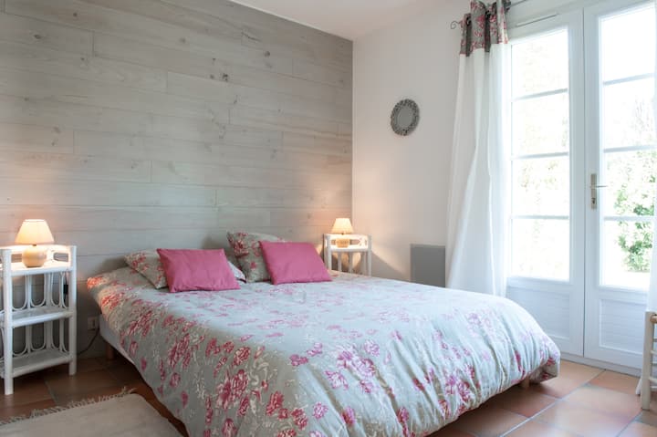 En el dormitorio principal disfrutará de una cama de 160, podrá acceder directamente a la terraza en el jardín donde podrá tomar un café, leer, soñar, en la mesa bistró en una burbuja de tranquilidad, de vegetación