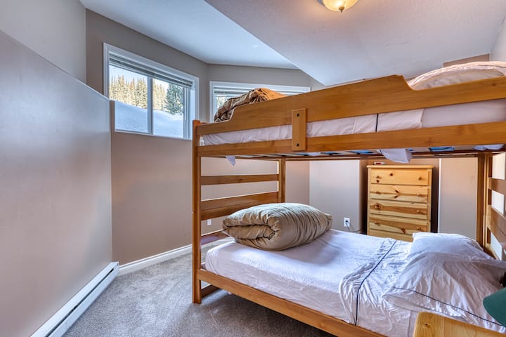 חדר עם מיטת קומתיים. 