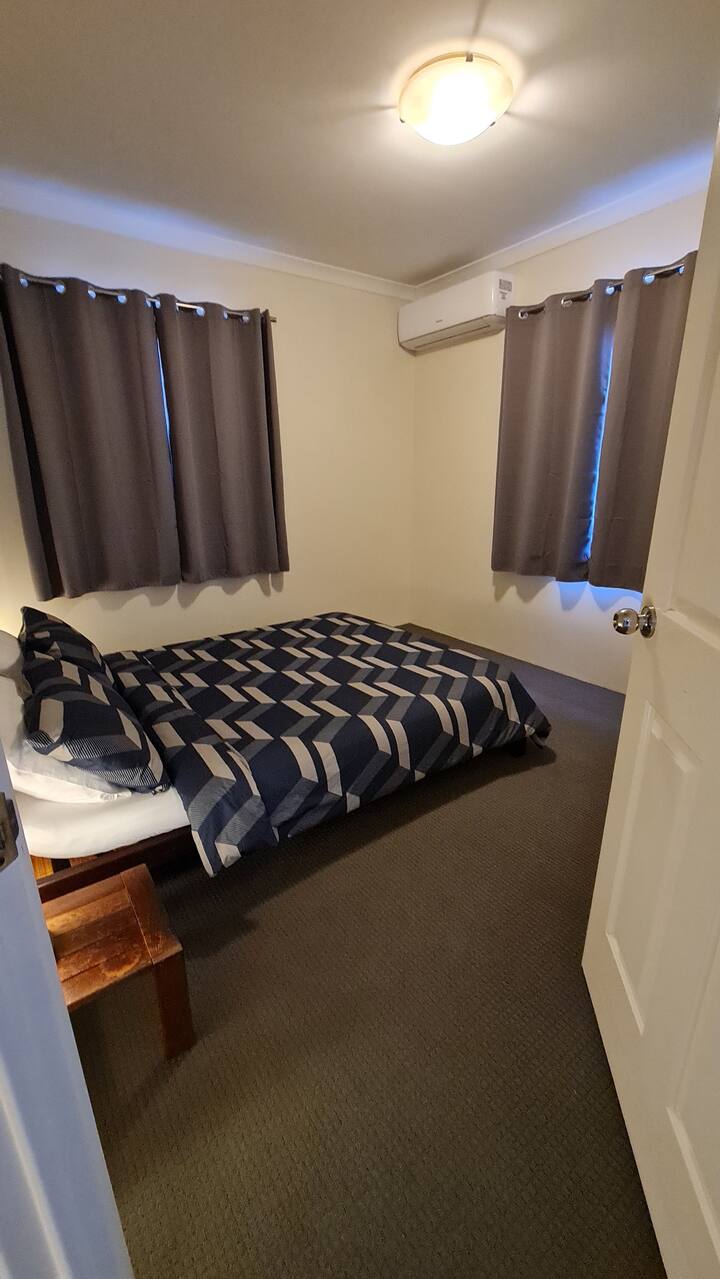 Dom v radovej zástavbe 1, spálňa  2. Vybavené manželskou posteľou, šatníkom, zatemňovacími žalúziami a klimatizáciou s reverzným cyklom.