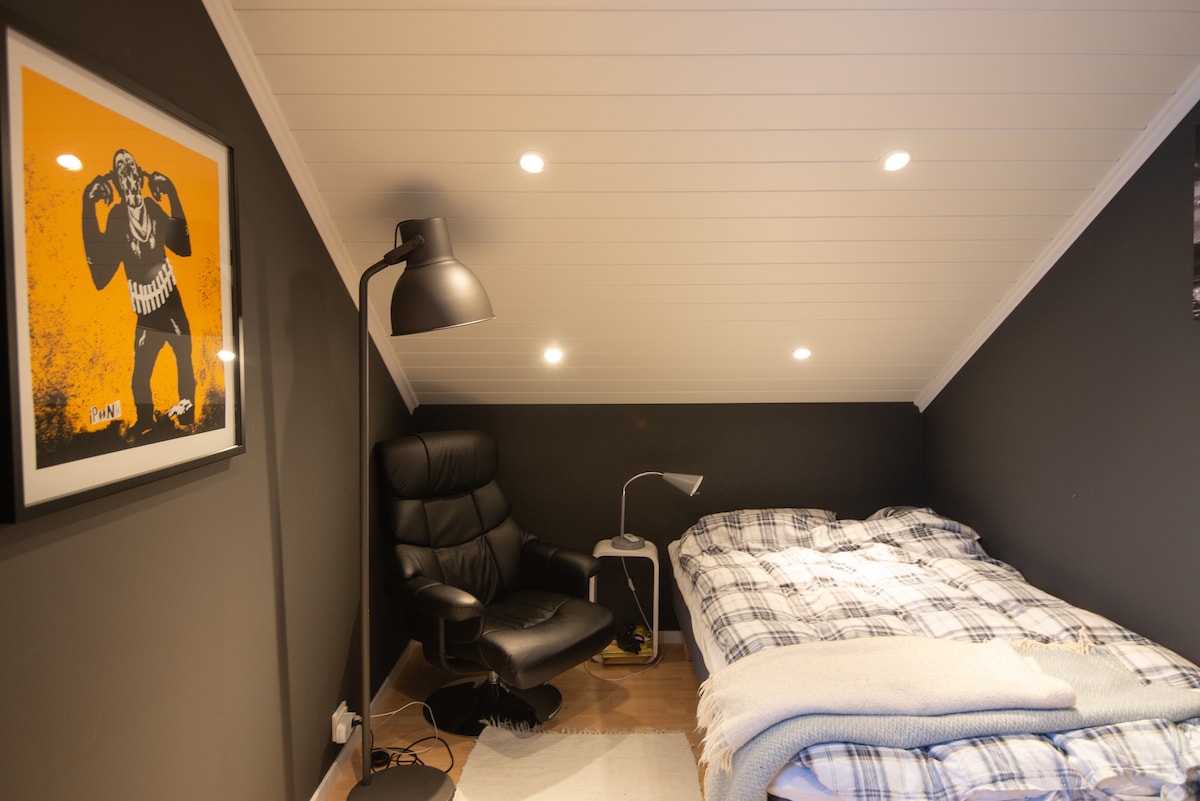 Dormitorio con cama tamaño queen, primer piso. 