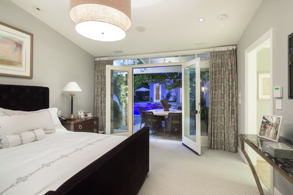 Private Guest Bedroom w/big screen TV