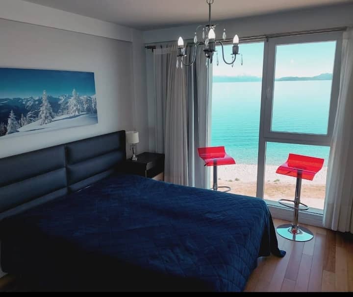 preparate para dormir,  y despertar con esa vista,  y el sonido de las olas del lago