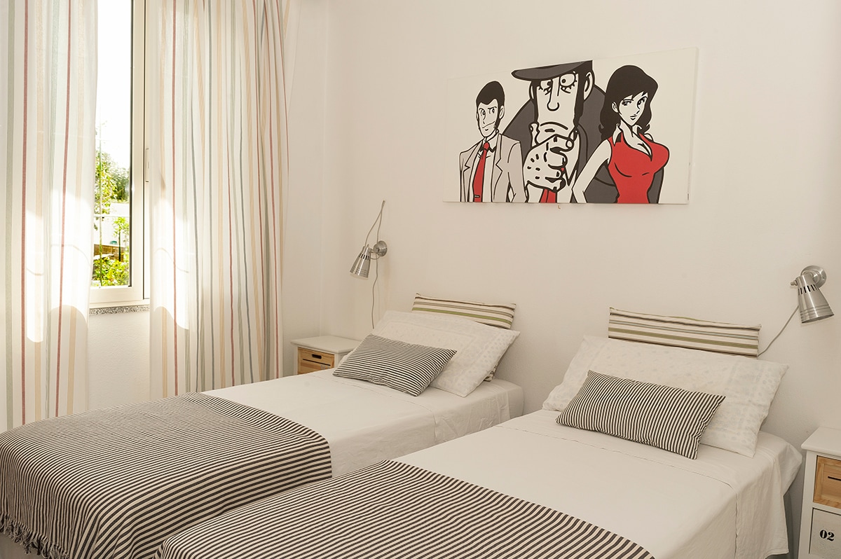 (IT) Chumba cha pili cha kulala kinafaa kwa watu wazima na watoto  - (EN) Chumba cha pili chenye vitanda viwili kwa watu wazima na watoto