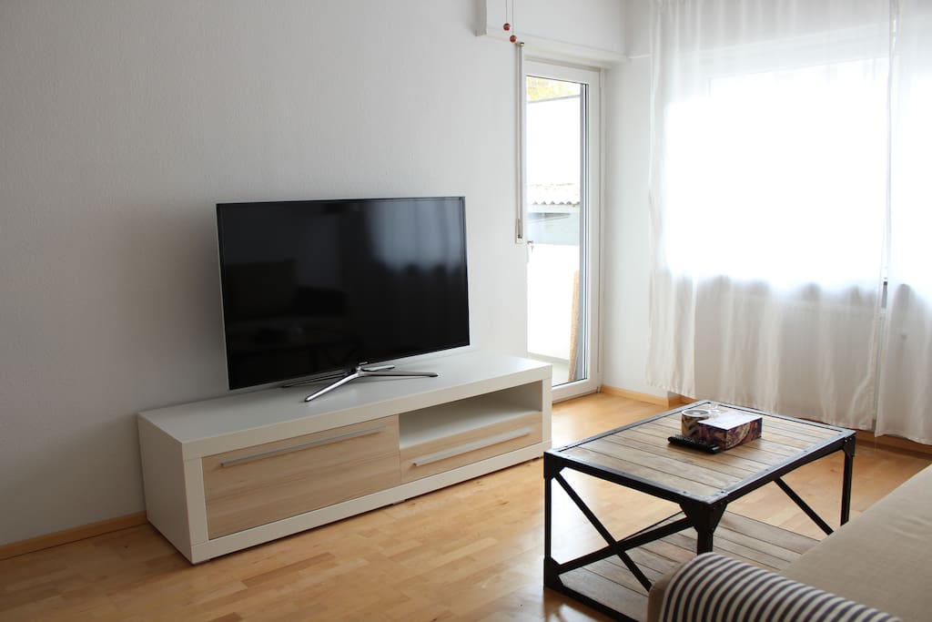 Wohnzimmer mit großem 55 Zoll SmartTV