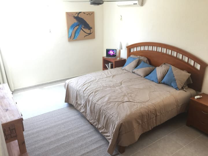 Dhomë gjumi "king" me A/C, kontakte me karikim USB, WIFI dhe ventilim të kryqëzuar