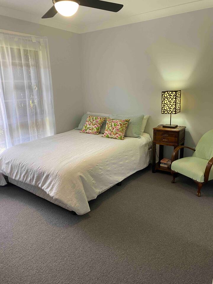 ห้องนอน #2
เตียงคู่พร้อมโต๊ะทำงานและกระเป๋าเดินทาง
ผู้ถือ

ห้องพักกว้างขวางพร้อมเตียงคู่ที่สะดวกสบายและที่พักที่เต็มไปด้วยแสงที่น่ารัก มีโต๊ะและเก้าอี้ด้วย 