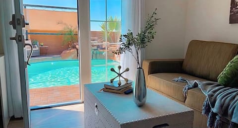 Heated Pool, 2 Queen beds private apartment Enjoy