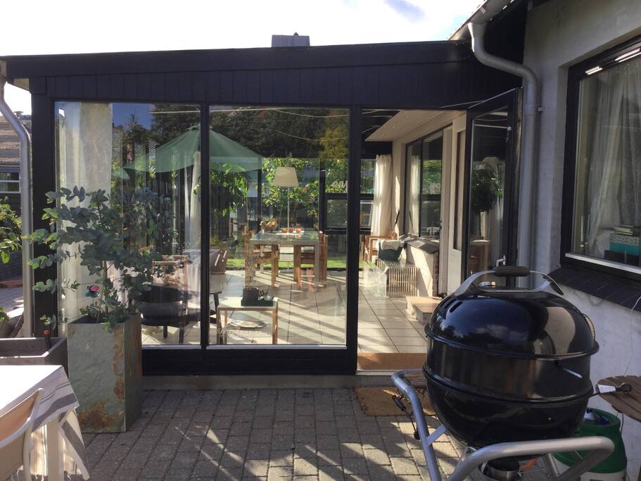 Udgang til haven fra havestuen til østvendt terrasse - her kan nydes morgenmad