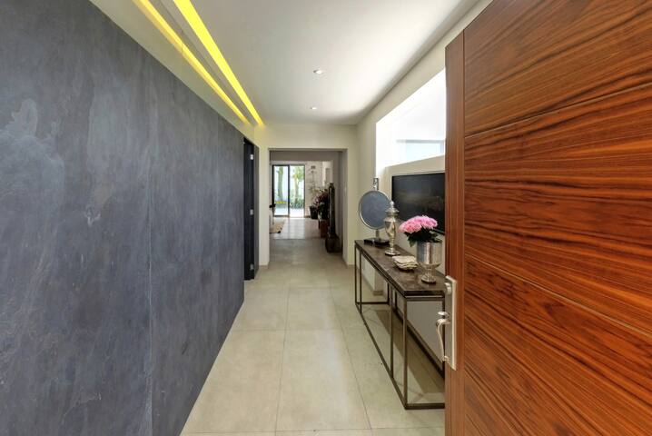 3 bed/4 bath house + patio + gym gallery image 2